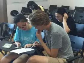 美国克瑞顿大学的学生和河海大学外国语学院的交流生参观李昌钰刑侦科学博物馆(图8)