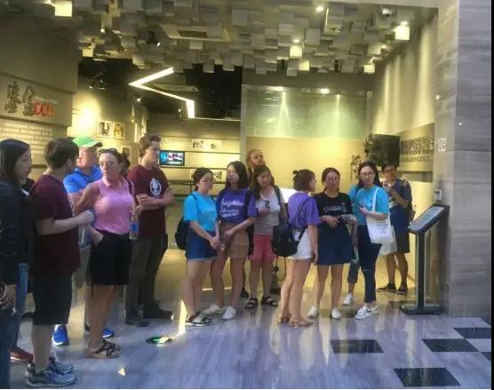 美国克瑞顿大学的学生和河海大学外国语学院的交流生参观李昌钰刑侦科学博物馆(图1)