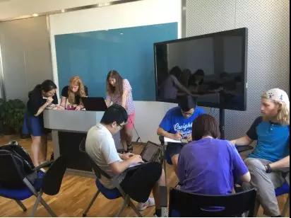 美国克瑞顿大学的学生和河海大学外国语学院的交流生参观李昌钰刑侦科学博物馆(图5)