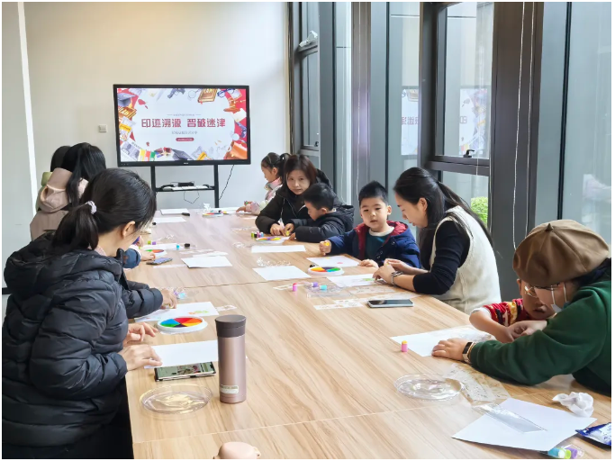 活动回顾 | 印迹溯源 智破迷津——印痕证据知识分享及海绵印章树叶画手工活动(图4) image.png